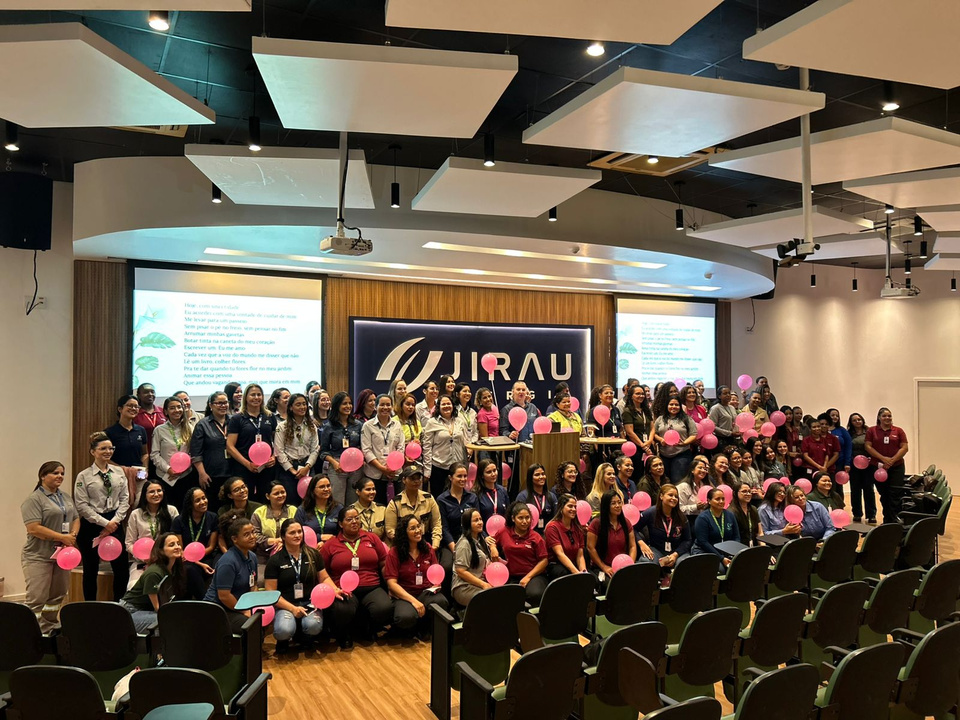 Participantes em auditório durante treinamento de saúde mental no trabalho da Clínica Evoluir, em Porto Velho (RO)