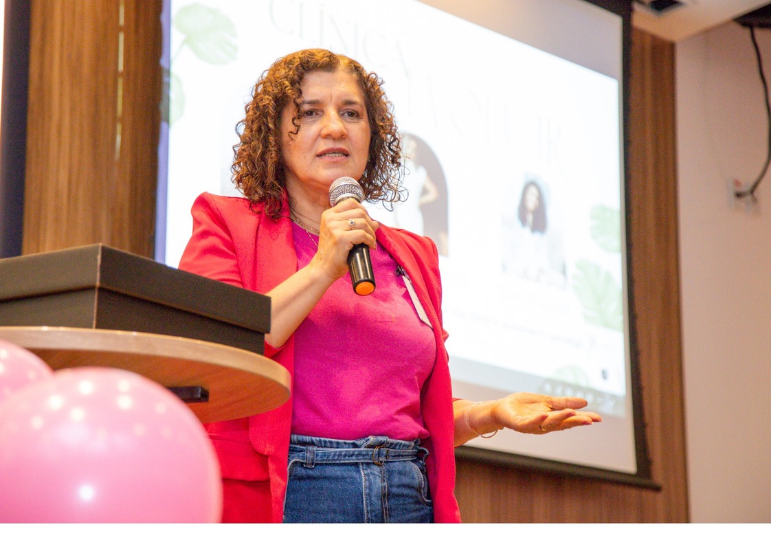 Psicóloga da Clínica Evoluir em palestra sobre saúde mental para empresa em Porto Velho (RO)