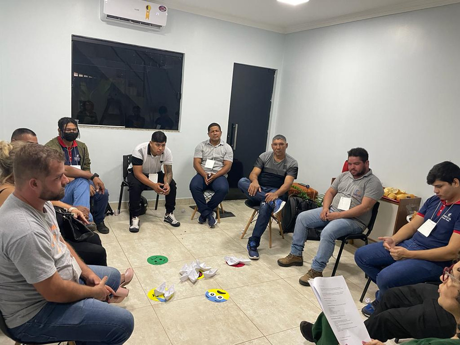 Participantes em círculo durante grupo terapêutico conduzido por psicólogas da Clínica Evoluir em Porto Velho (RO)