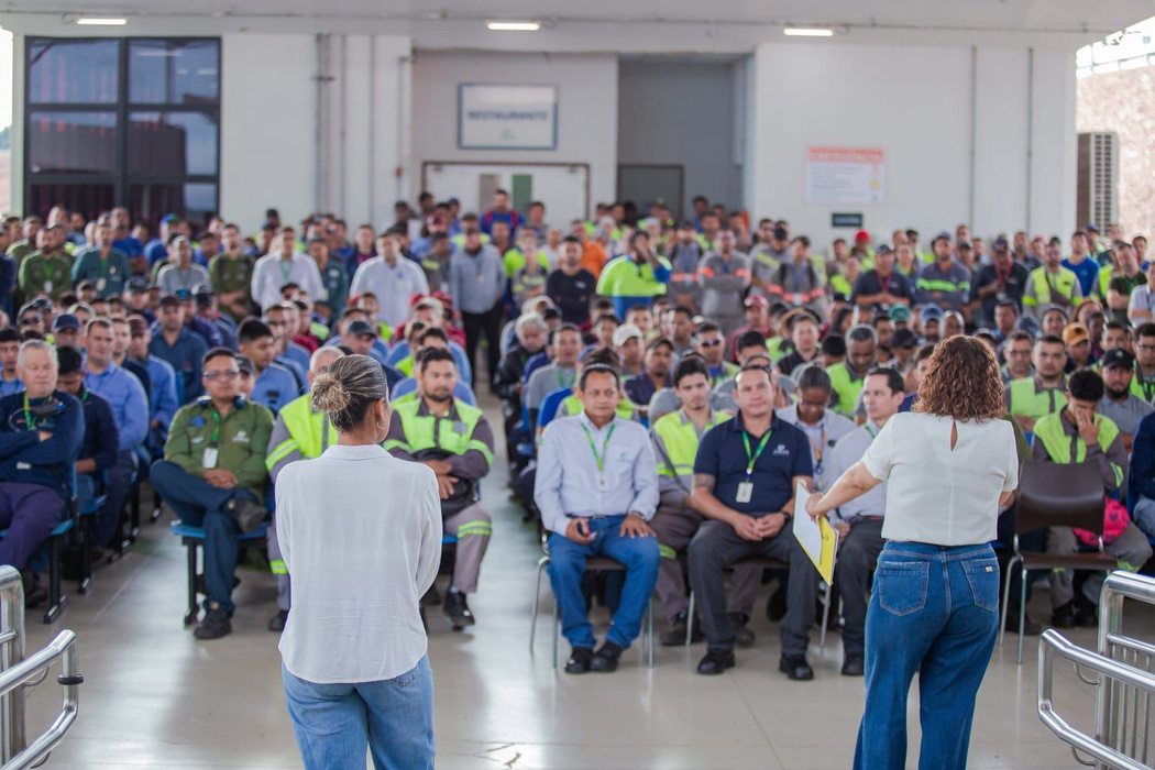 Psicólogas da Clínica Evoluir em ação de saúde mental e NR-01 para colaboradores de uma empresa em Porto Velho (RO)